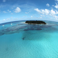 ラグーンに浮かぶマニャガハ島。ボートが浮かんで見えるほど透明な海に囲まれている。