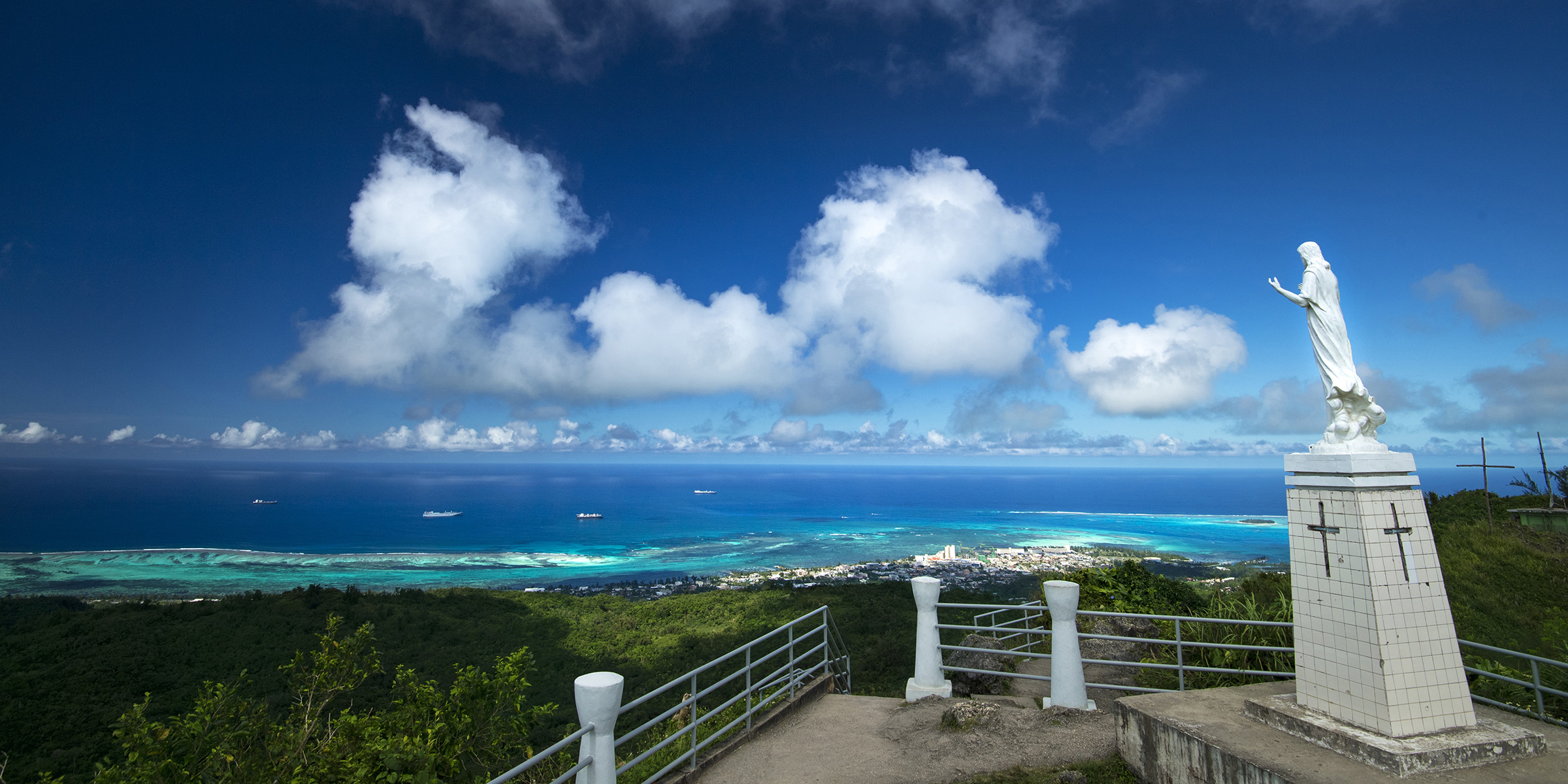 サイパンで1番高い山、タポチョ山から見た風景