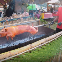 子豚の丸焼きを提供する屋台もあるテイスト・オブ・マリアナ