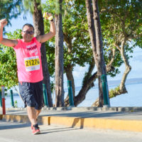 サイパンマラソン2018　海沿いコースを走るランナー